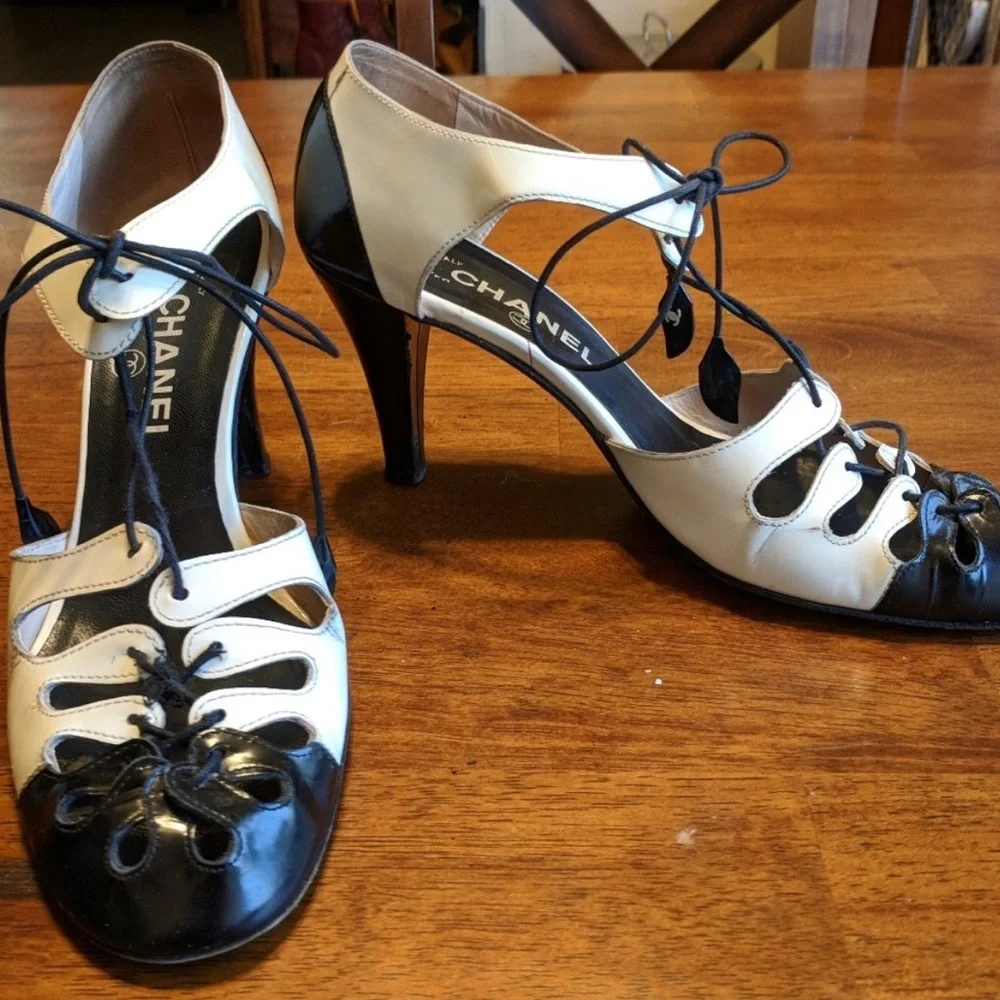 CHANEL Heels. Black and White. Size 38 - Picture 6 of 9